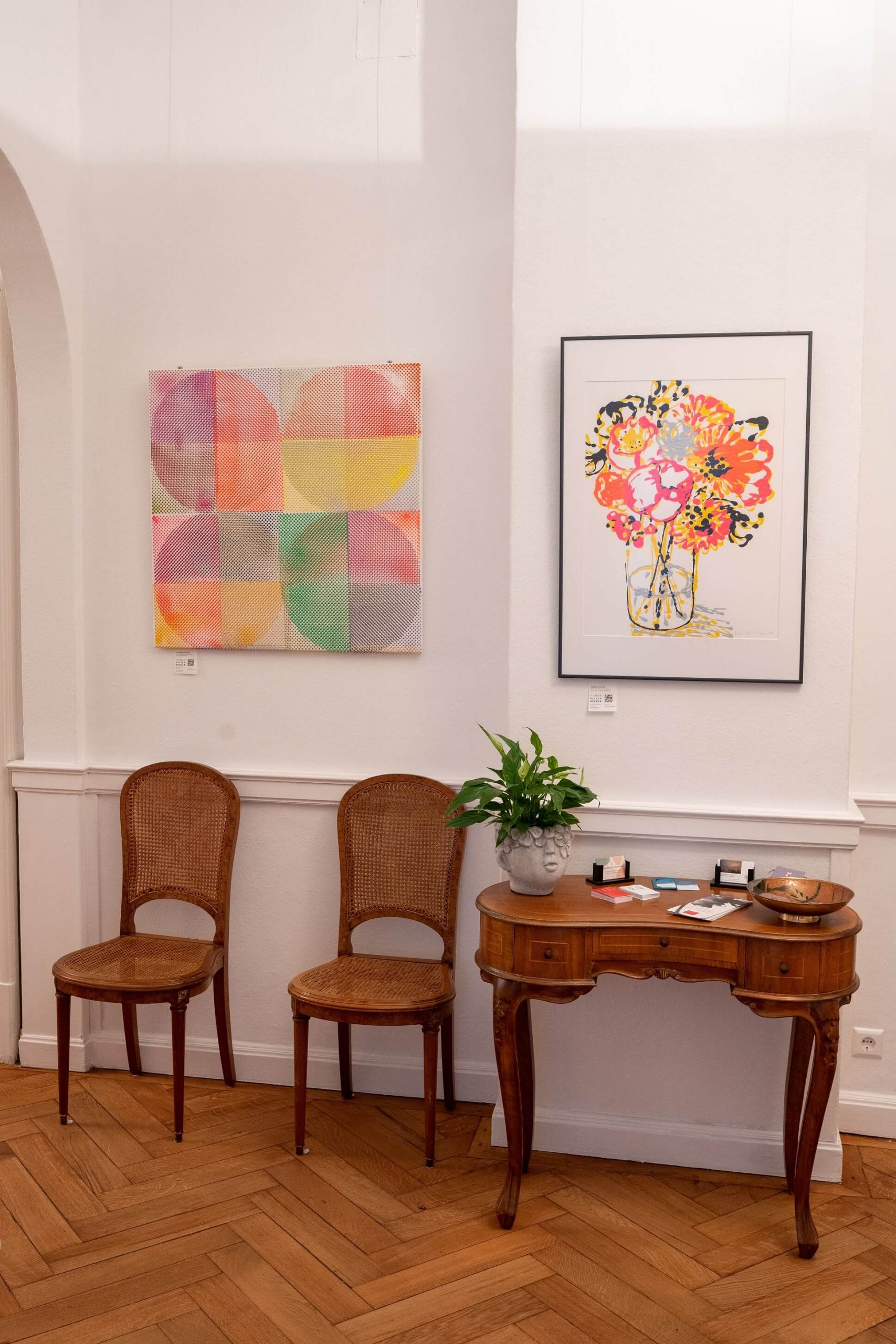 Flur der Praxis Psychotherapie Kittler mit Stühlen und Bildern an der Wand